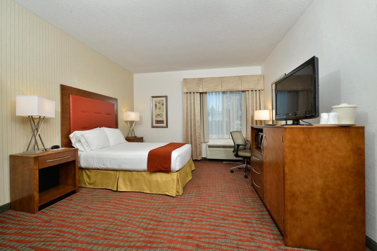 Holiday Inn Express Boston-Milford By Ihg Екстер'єр фото
