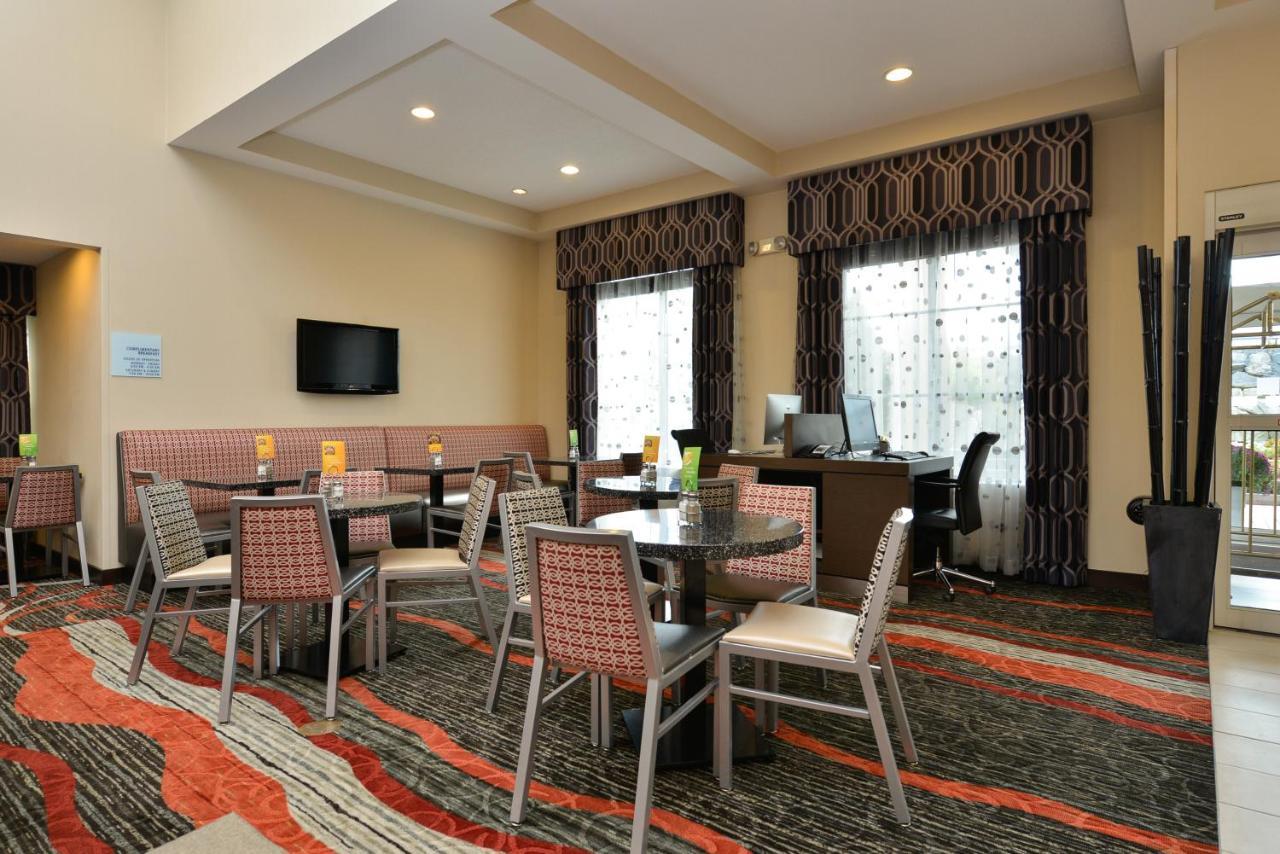 Holiday Inn Express Boston-Milford By Ihg Екстер'єр фото