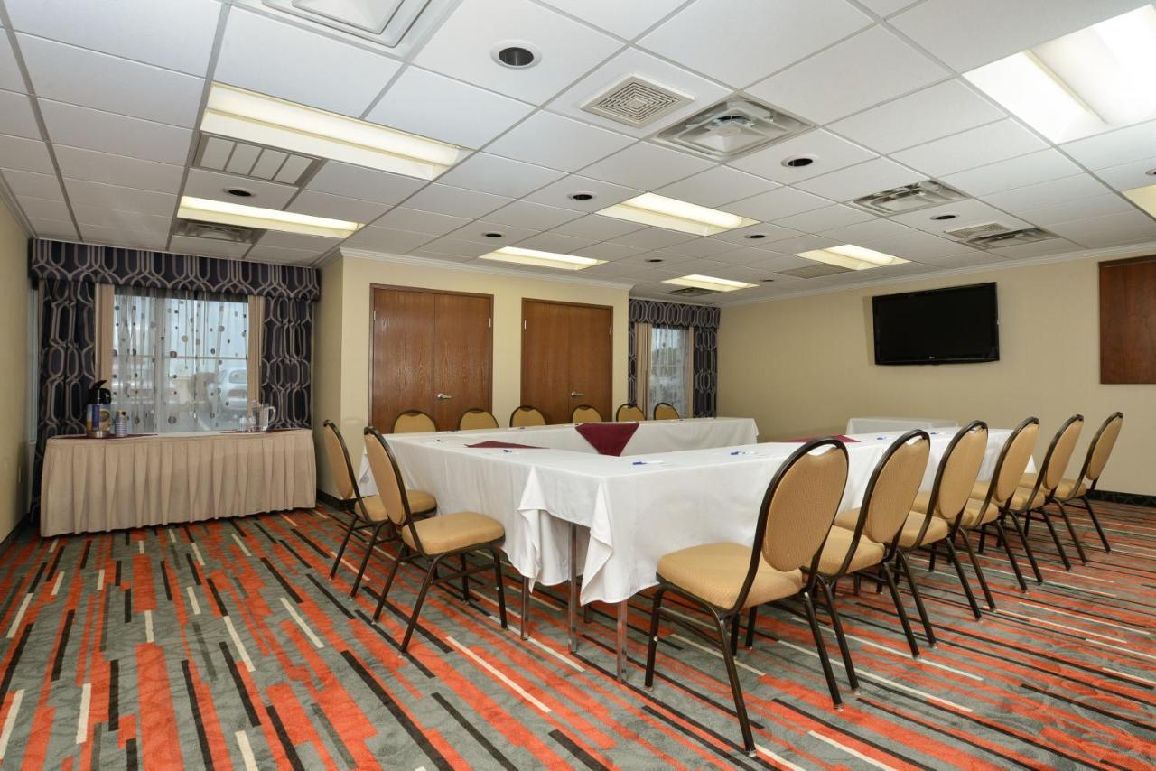Holiday Inn Express Boston-Milford By Ihg Екстер'єр фото
