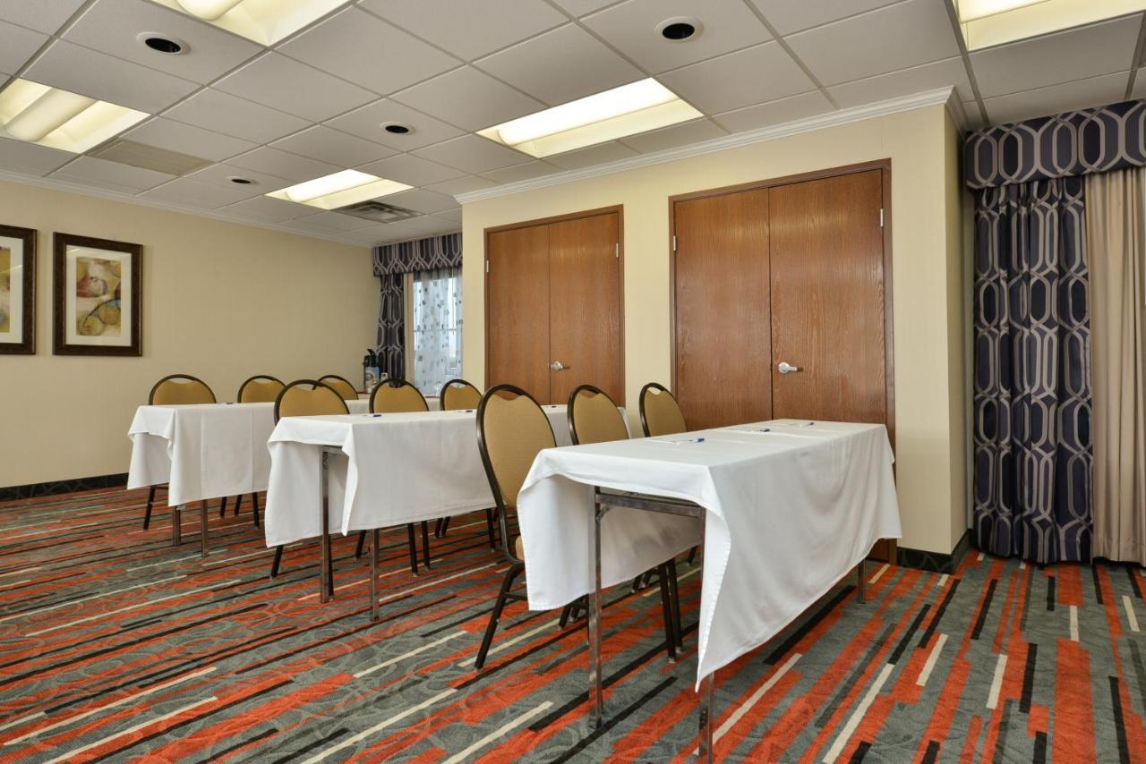 Holiday Inn Express Boston-Milford By Ihg Екстер'єр фото