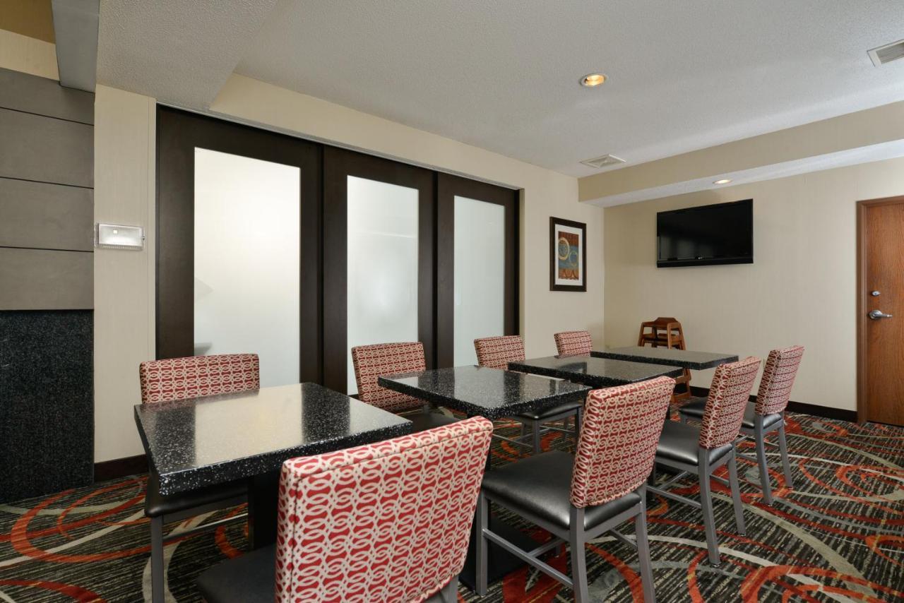 Holiday Inn Express Boston-Milford By Ihg Екстер'єр фото